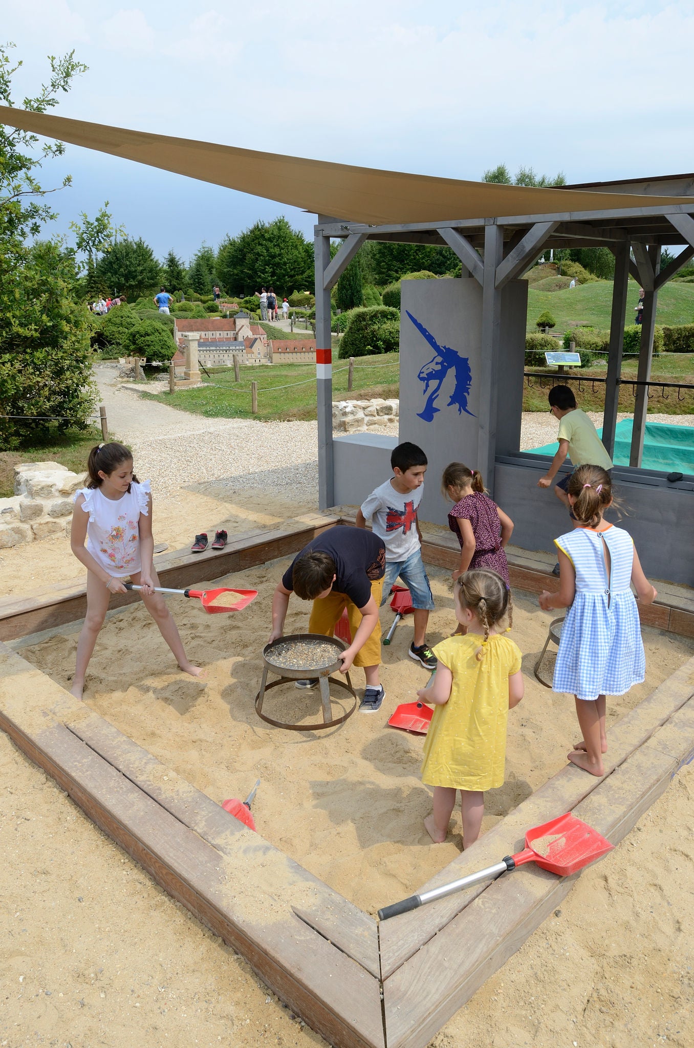 Experience Fouilles enfants France mIniature