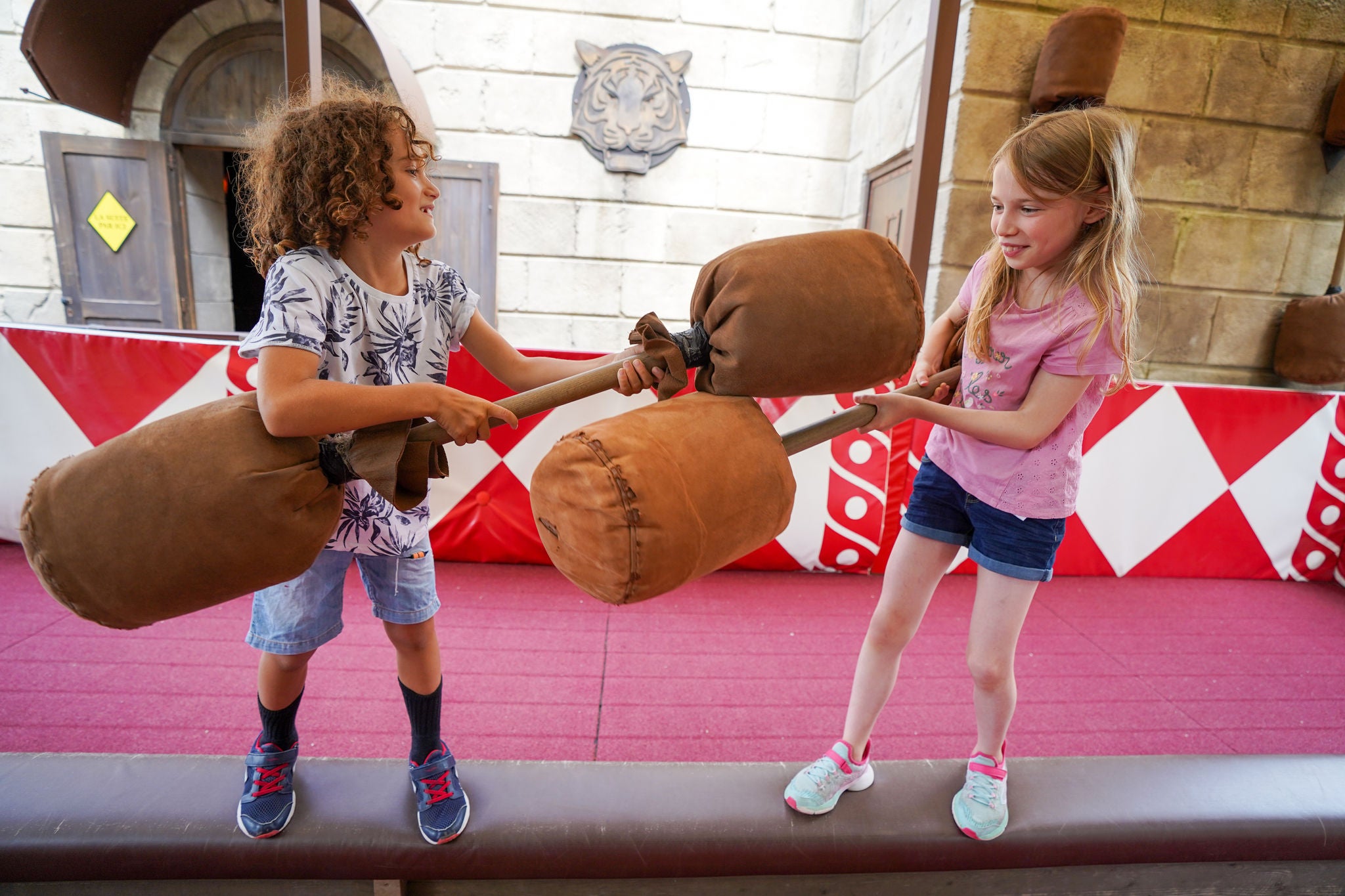 Enfants d'anniversaire avec cotton tiges au fort boyard miniature de France miniature