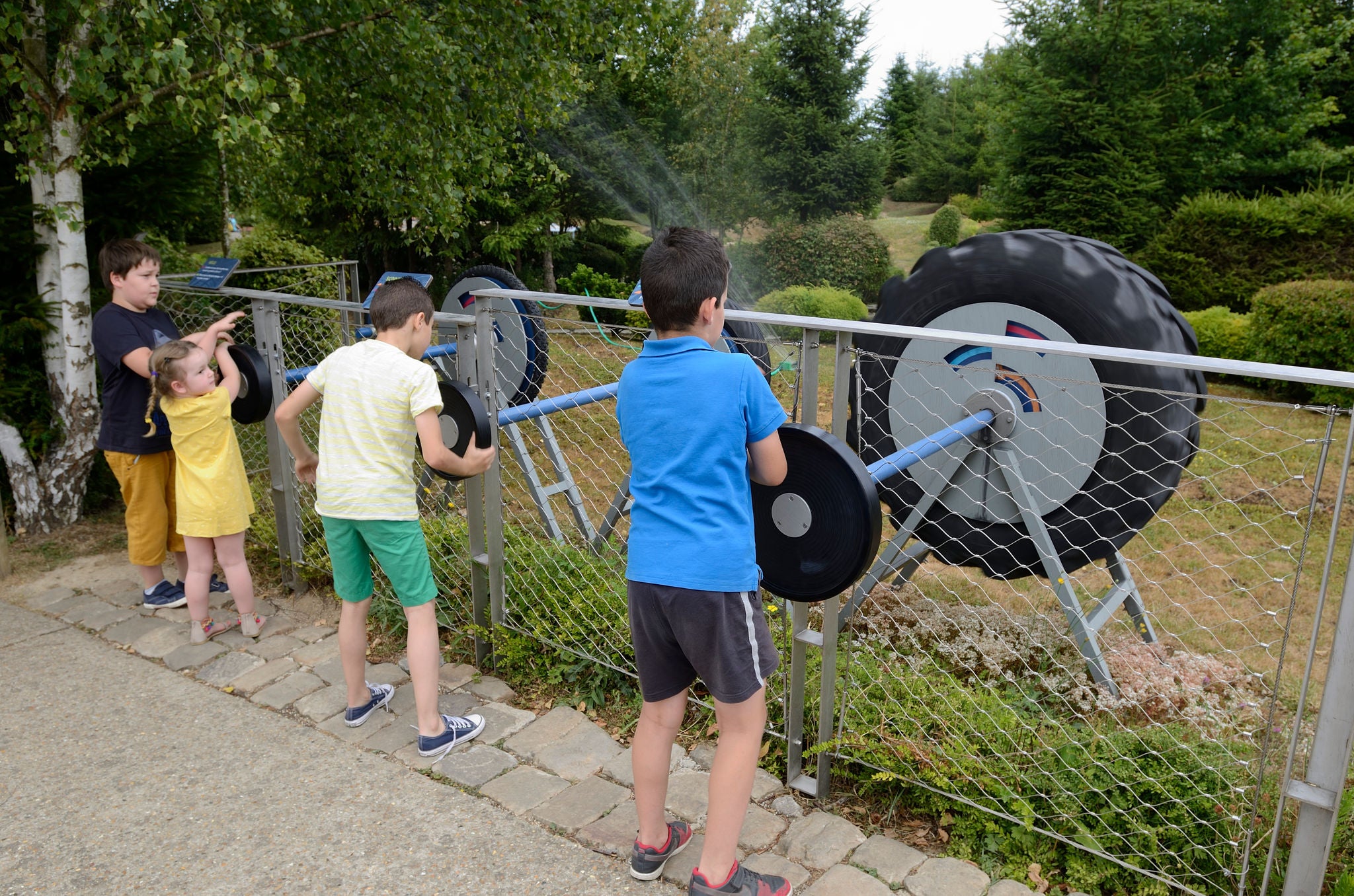 Roule ton pneu enfants